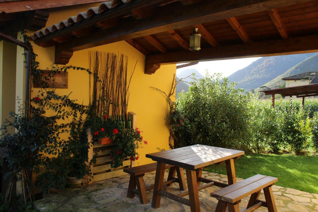 Casas Rurales Entrecastanos Onís 外观 照片
